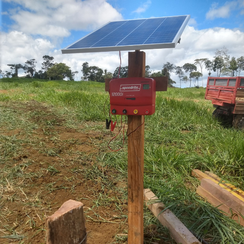 Eleltrificador 12000I instalado na bateria e placa solar